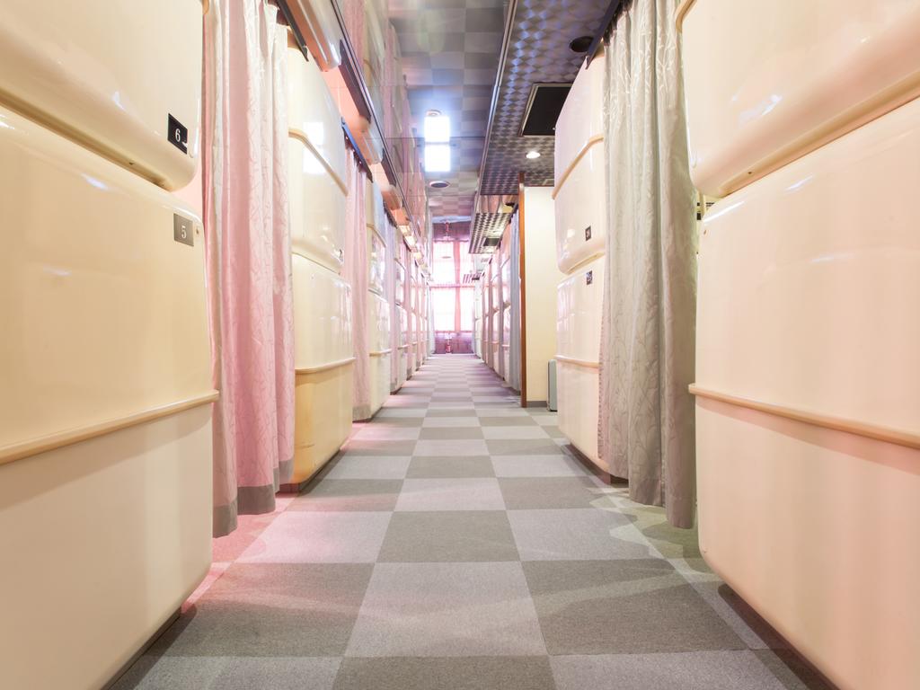 Capsule Hotel New Grand